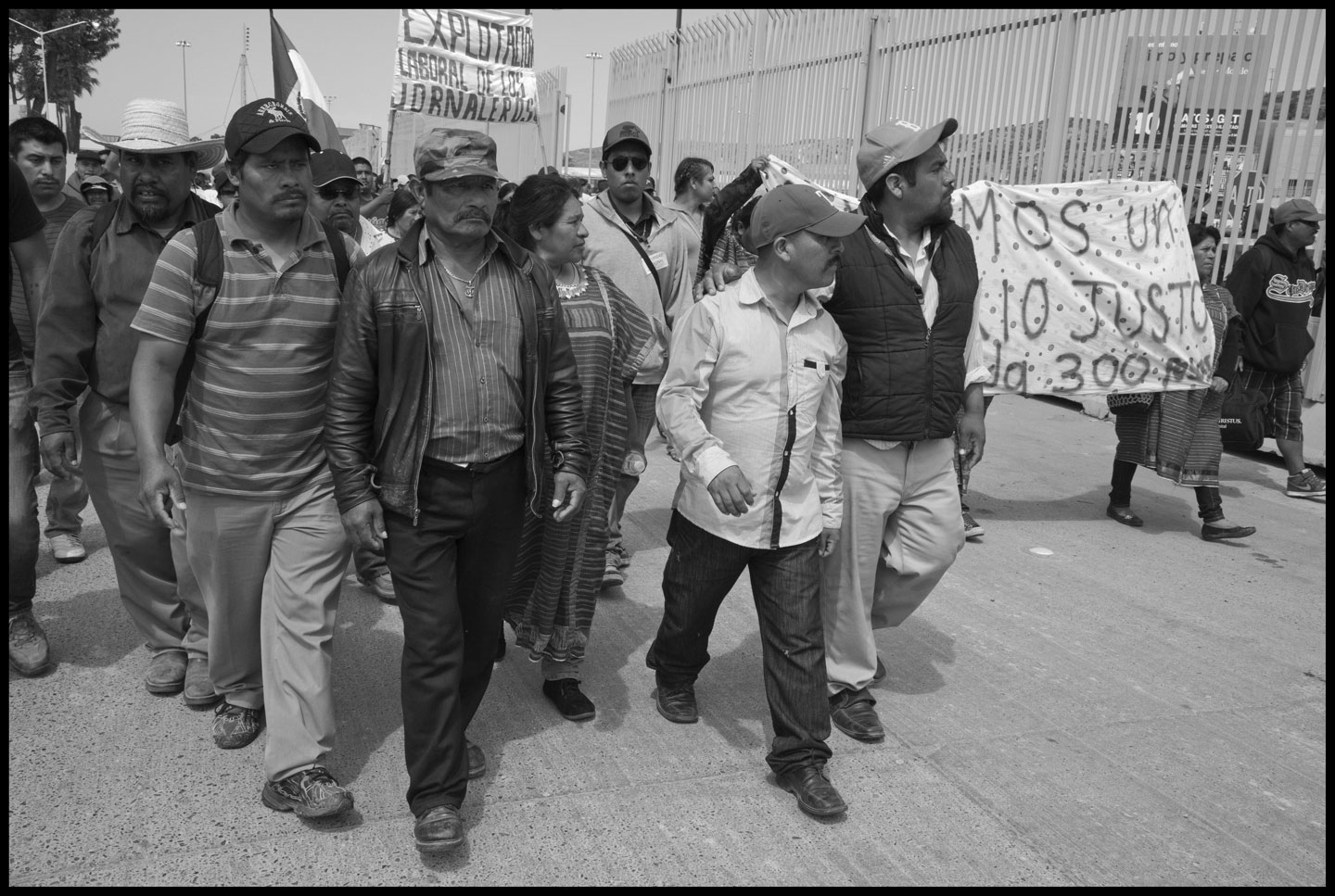 The leaders of the striking farm workers in San Quintin Valley took busses to the US-Mexico border to draw attention to the fact that the tomatoes and strawberries they pick are exported to the US.
