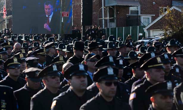 NYPD-officers-turn-their-backs-on-Mayor-de-Blasio
