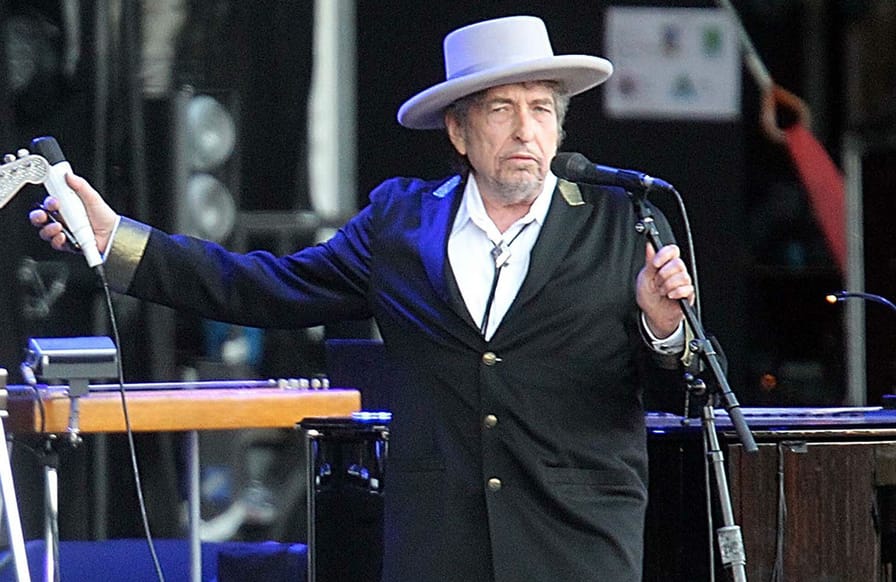 Bob-Dylan-performing-in-Carhaix-France-2012