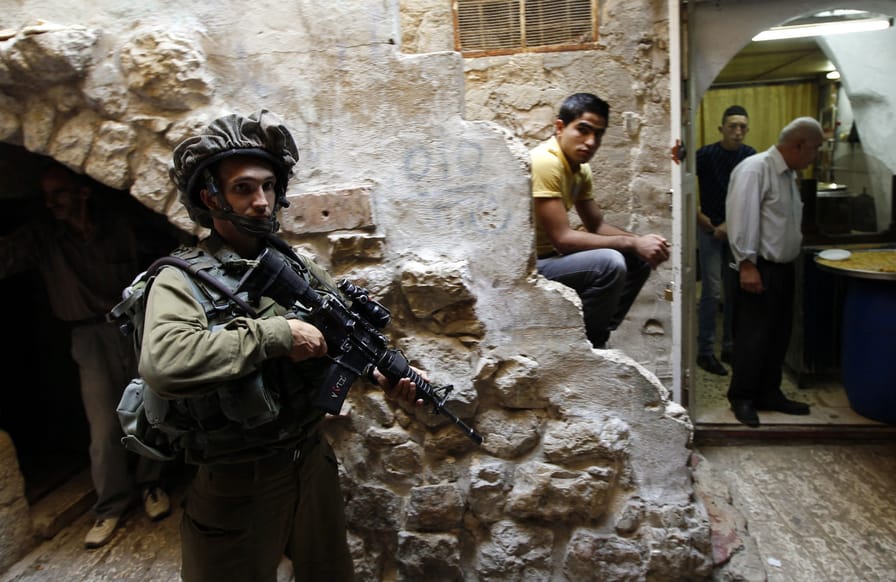 Israeli-soldier-in-Hebron