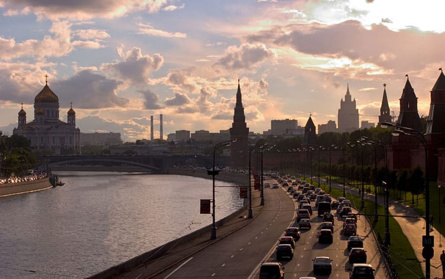 Kremlevskaya-Naberezhnaya-street-and-Moscow-skyline