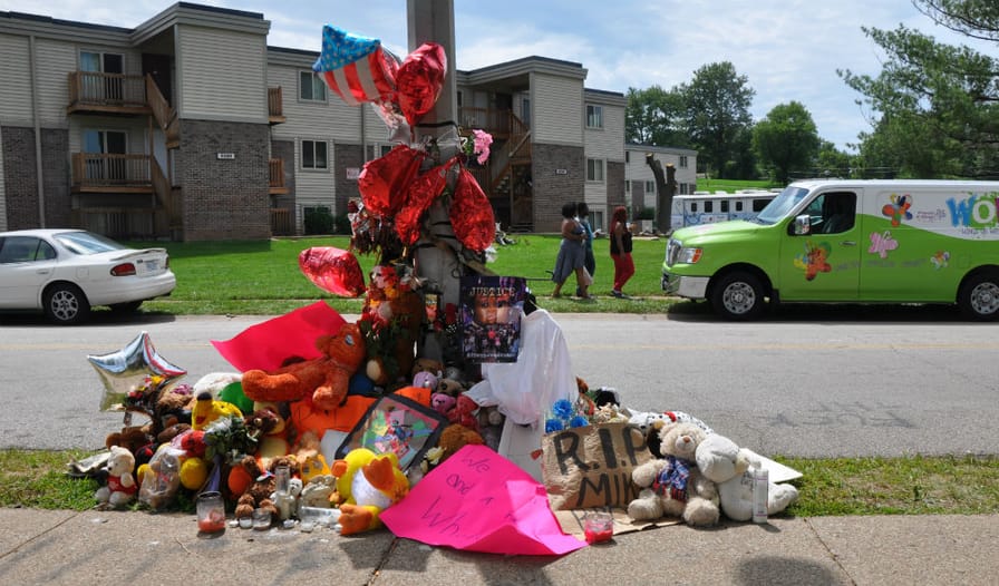 A-memorial-for-Michael-Brown-at-Canfield-Green-Apartments-Photo-by-Steven-Hsieh