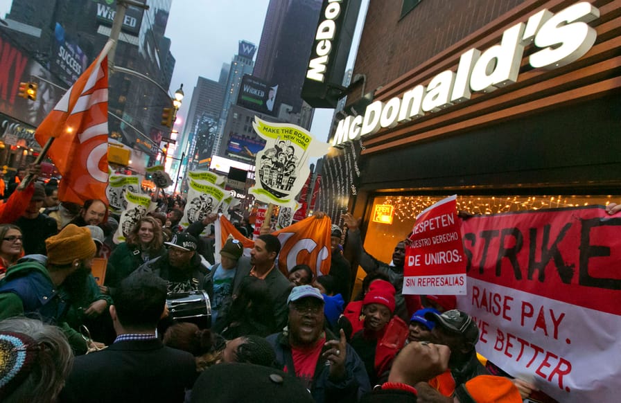 Fast-food-workers-on-strike