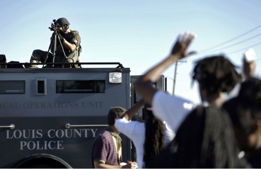 Protestors-clash-with-police-in-Ferguson