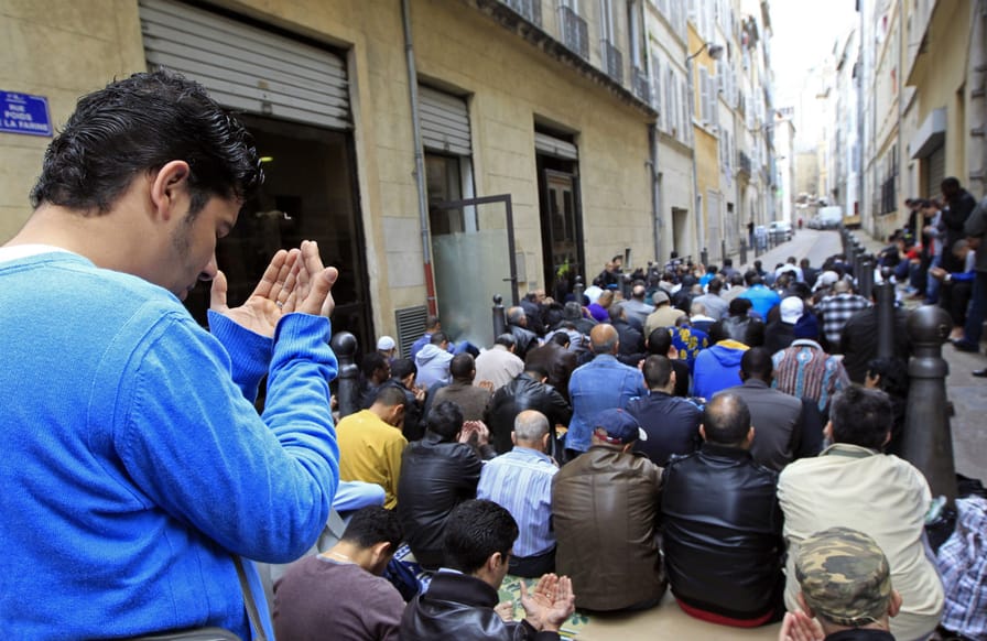 Muslims-pray-near-the-al-Quds-mosque-in-Marseille-France