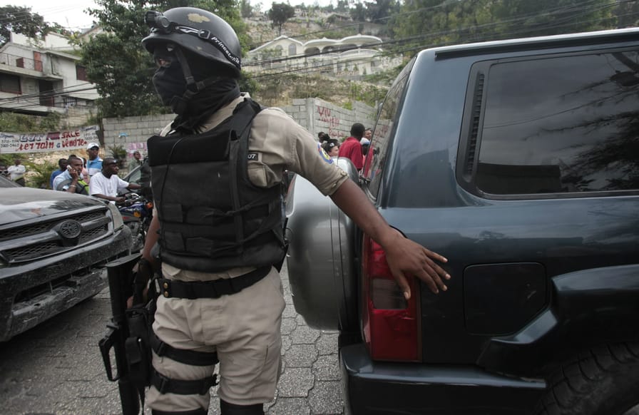 Hatian-police-in-Petionville