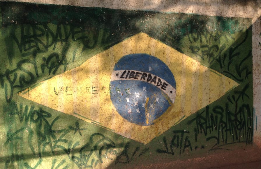 Graffiti-on-the-walls-of-Vila-Autódromo