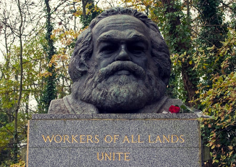 The-tomb-of-Karl-Marx-at-Highgate-Cemetary