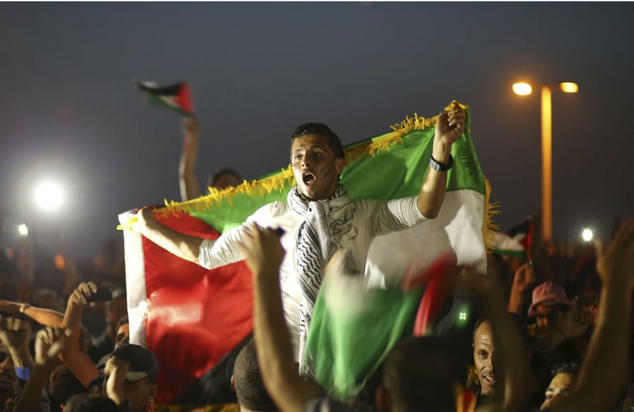 Palestinians-soccer-fans
