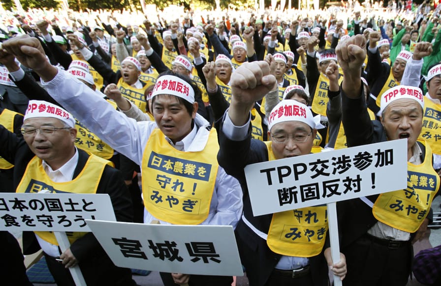 Farmers-in-Japan-protesting-the-Trans-Pacific-Partnership