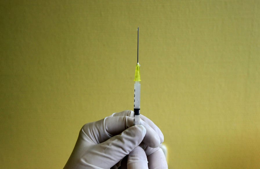 Flu-vaccination-syringe