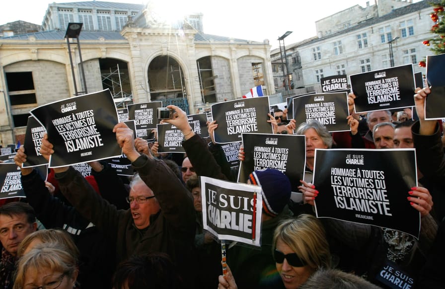 Marine-Le-Pen-supporters-hold-I-am-Charlie-placards