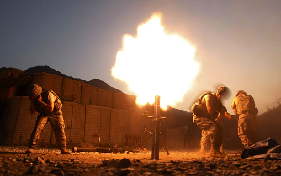 US-Army-team-fires-mortar