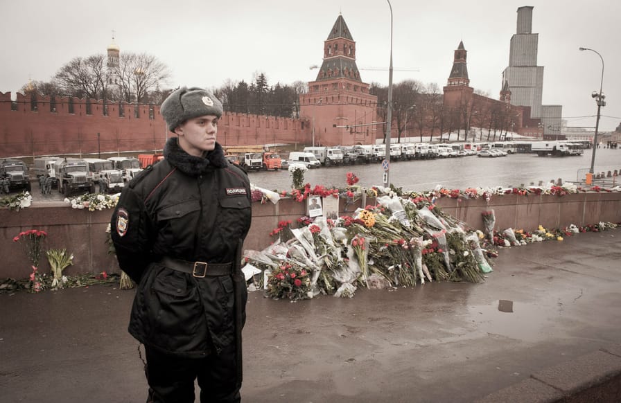 Police-officer-and-Boris-Nemtsov-memorial