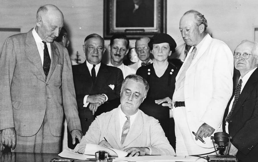 roosevelt_signing_social_security_act_loc_img