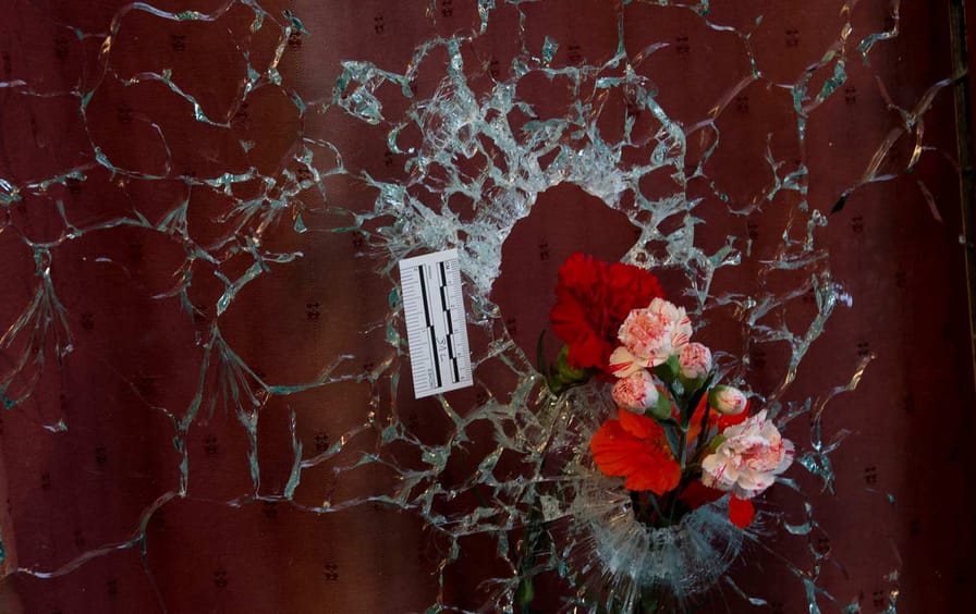 Paris_attacks_flowers_ap_img