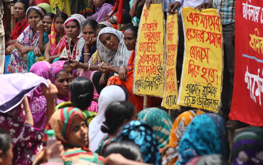 Bangladeshi garment workers rally in Dhaka, demanding salary increases and an Eid al-Adha bonus, September 17, 2015.