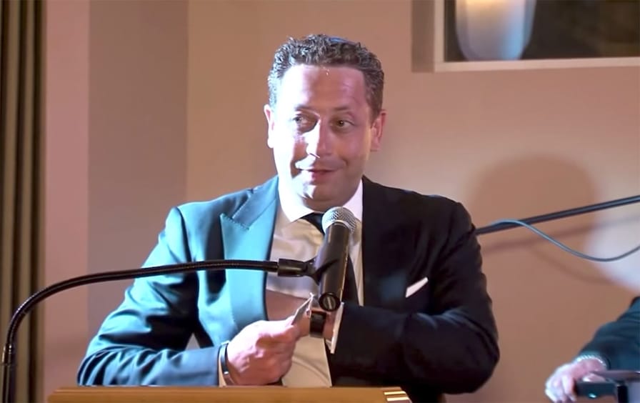 Felix Sater speaks at the Chabad of Port Washington in 2014.