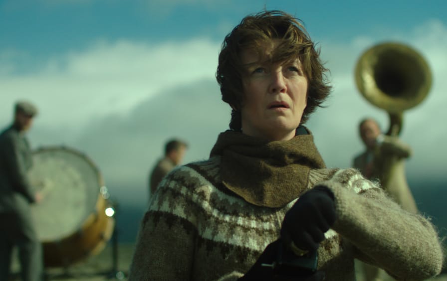 WOMAN-AT-WAR-PICTURE-1