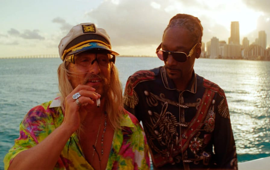 Moondog (Matthew McConaughey) and Lingerie (Snoop Dogg) in THE BEACH BUM. Courtesy of NEON and VICE