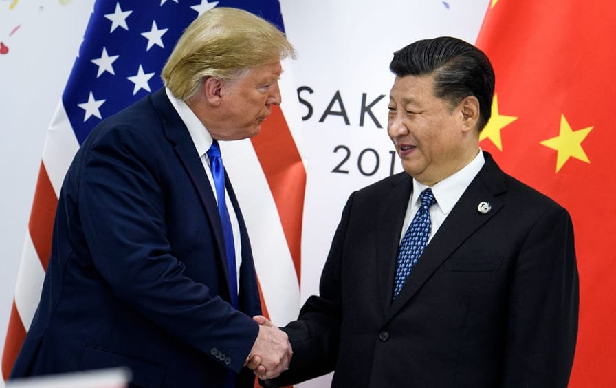 Xi Jinping shakes hands with Donald Trump