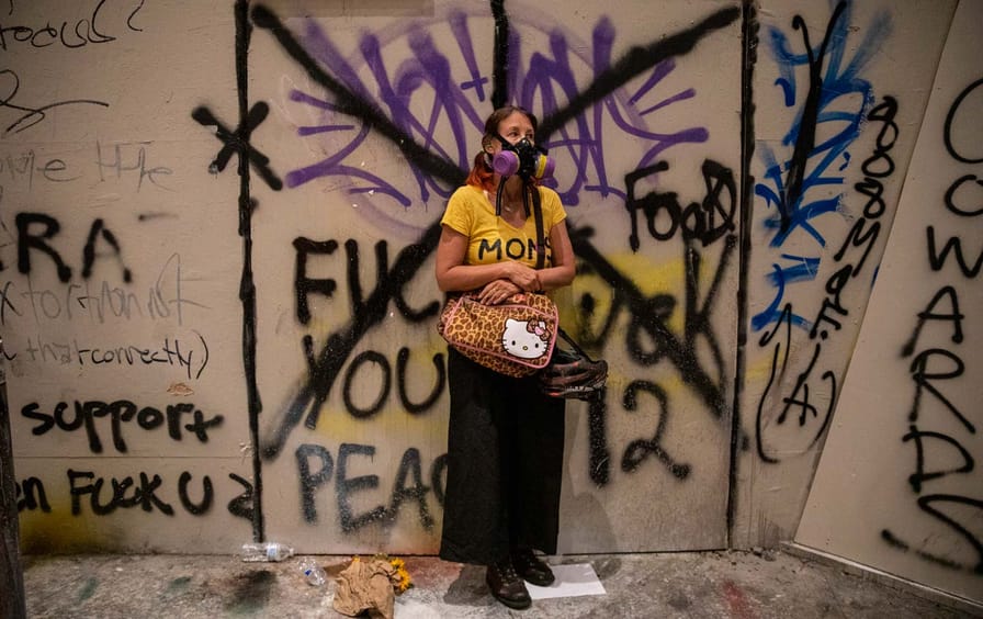 portland-moms-protest-graffiti-gty-img