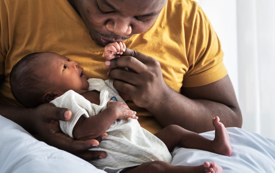 baby-father-hand-kiss-ss