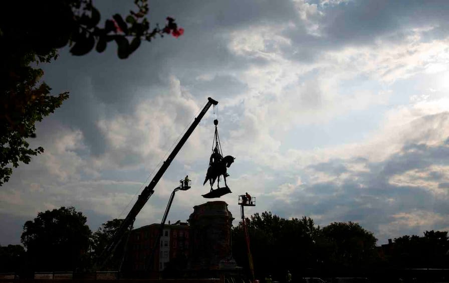 The statue of the Confederate general Robert E. Lee is removed