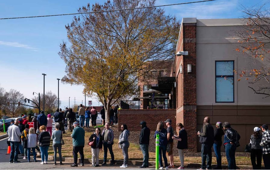 Georgia voters waiting in a long line
