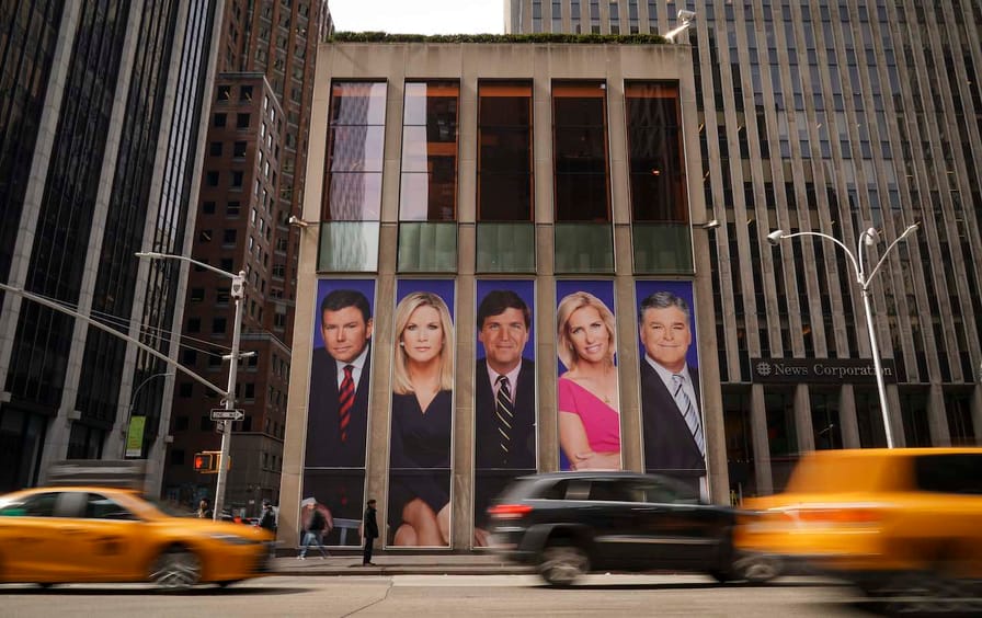De voorkant van het gebouw van News Corporation in New York