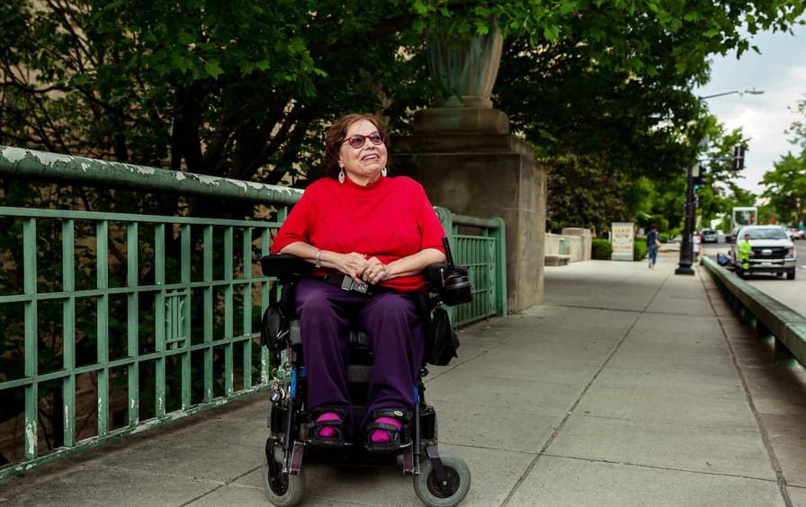 Portraits de la défenseuse internationale des droits des personnes handicapées, Judith E. Heumann
