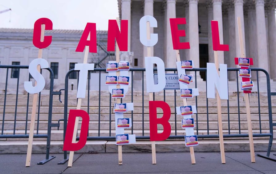 Un panneau d'annulation de la dette étudiante est placé devant la Cour suprême des États-Unis à Washington, DC, le 28 février 2023.