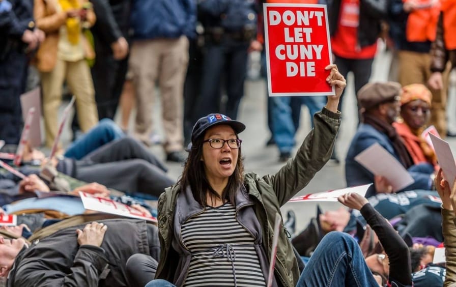 Studenten van de City University of New York protesteren buiten het kantoor van gouverneur Andrew Cuomo in Manhattan