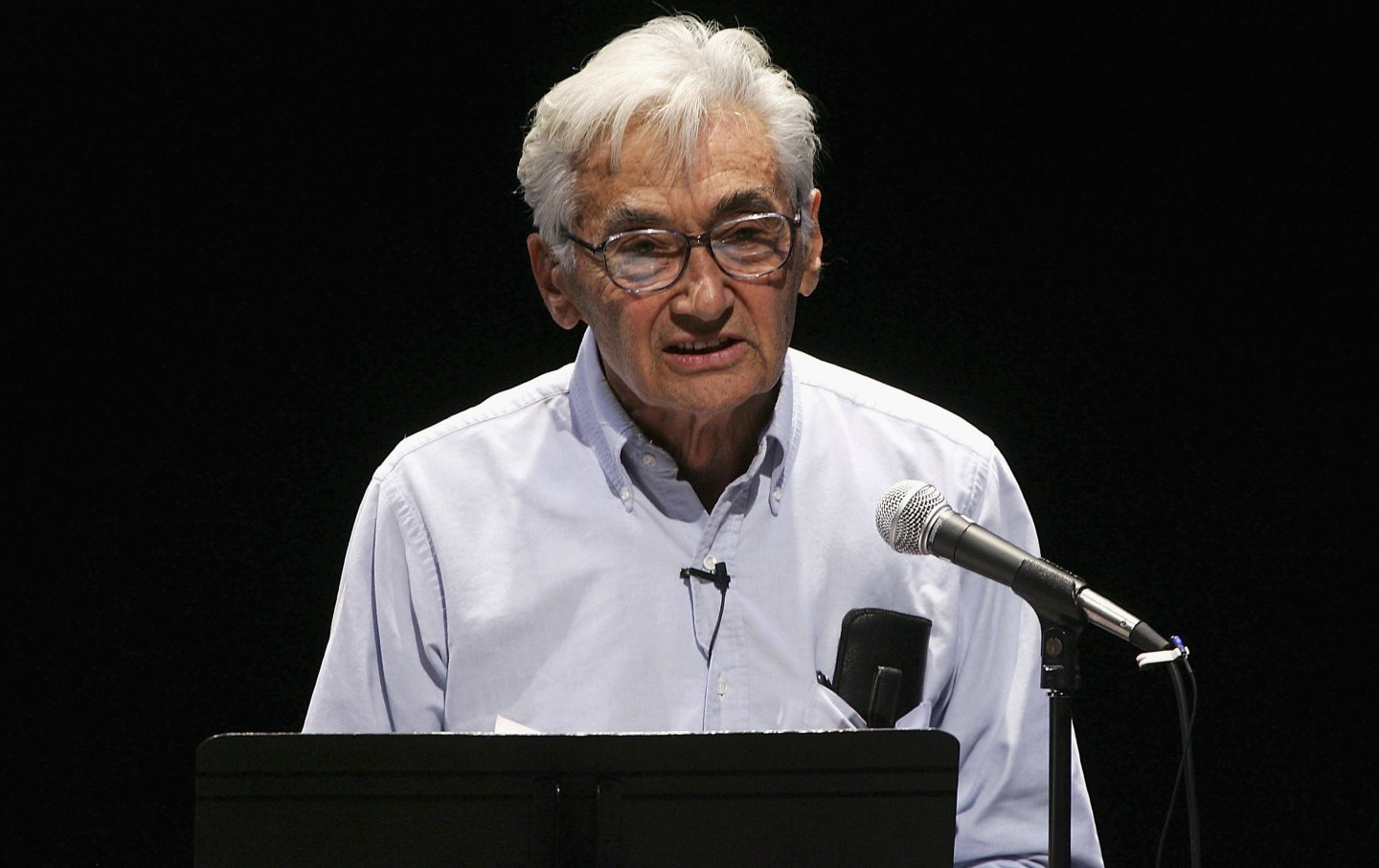 Author Howard Zinn reads on stage at the Celebrity Reading of 