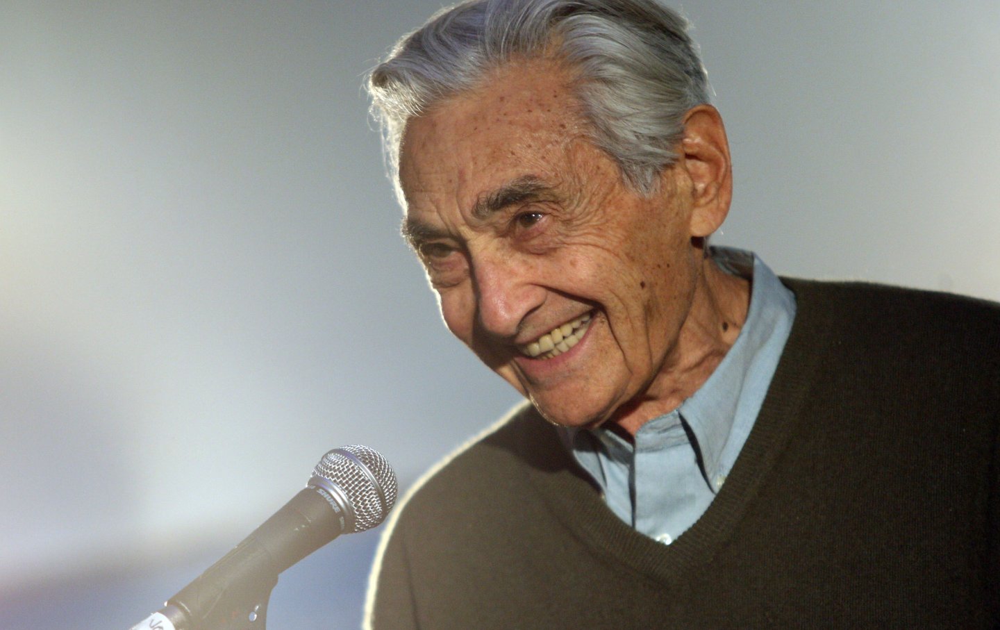 Howard Zinn speaks into a microphone during the 2009 Sundance Music Festival