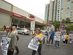 Thousands of Grocery Workers Vote on Strike Authorization
