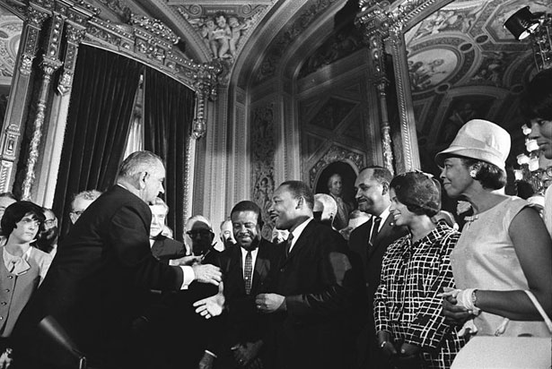 Lyndon-Johnson-signs-the-Voting-Rights-Act