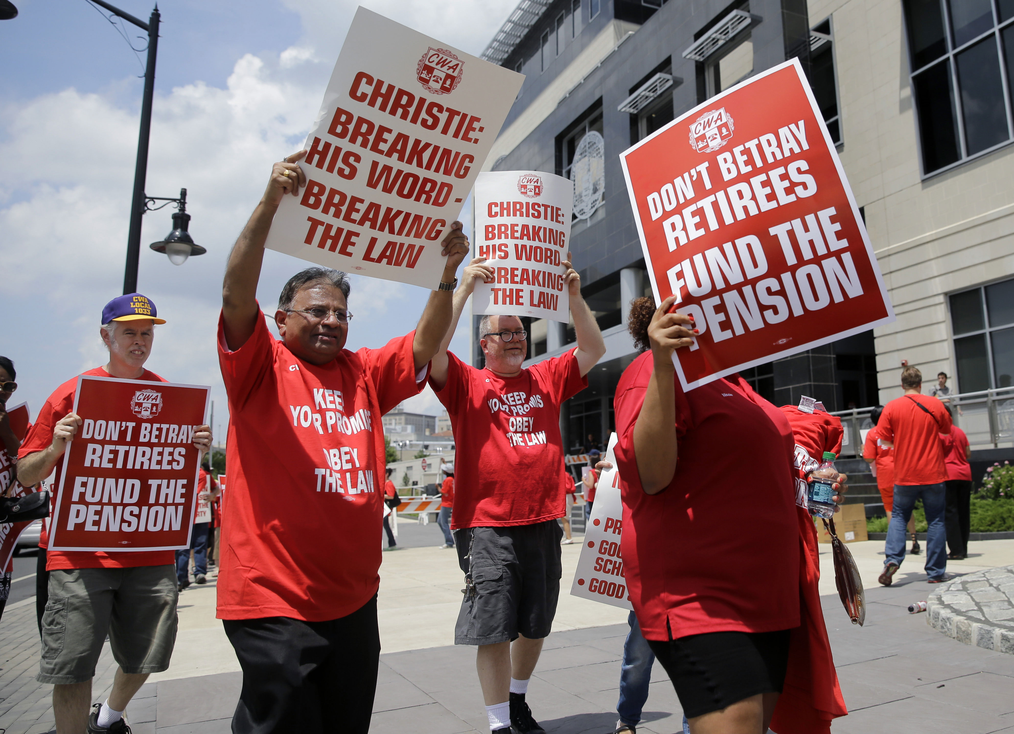 Christie Dogged by Pension Protests on Eve of Another New Hampshire Visit