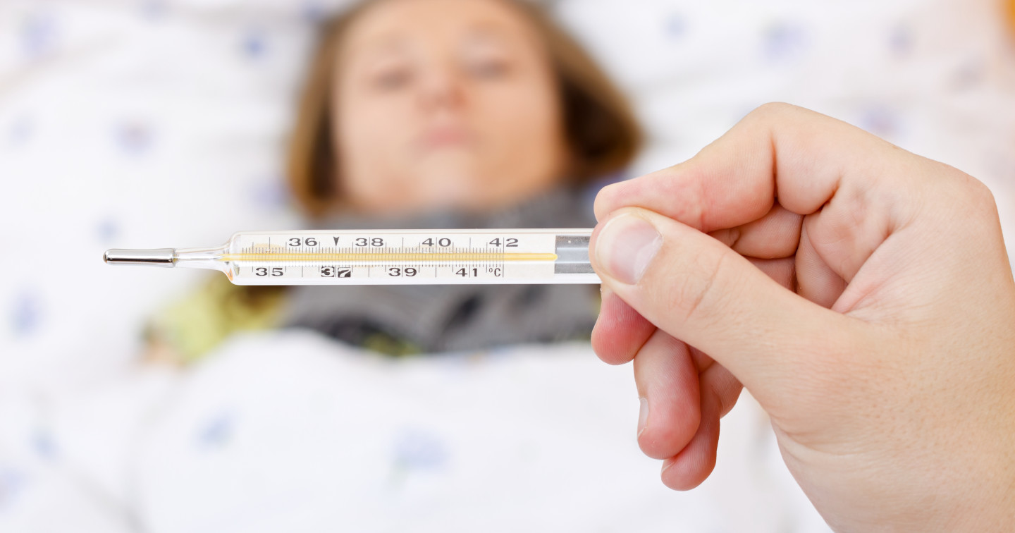 Когда просто решил померить температуру. У него была высокая температура. Почему повышается температура. Высокая температура у ребенка. Температура у девушки.