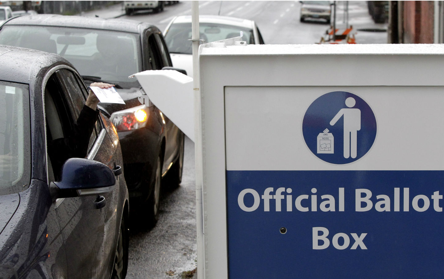 Oregon-voter-drops-off-ballot