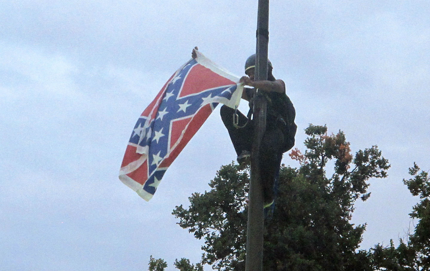 Флагшток на столб. Девушка с флагом Конфедерации. Флагшток палка. В англии спустили флаг