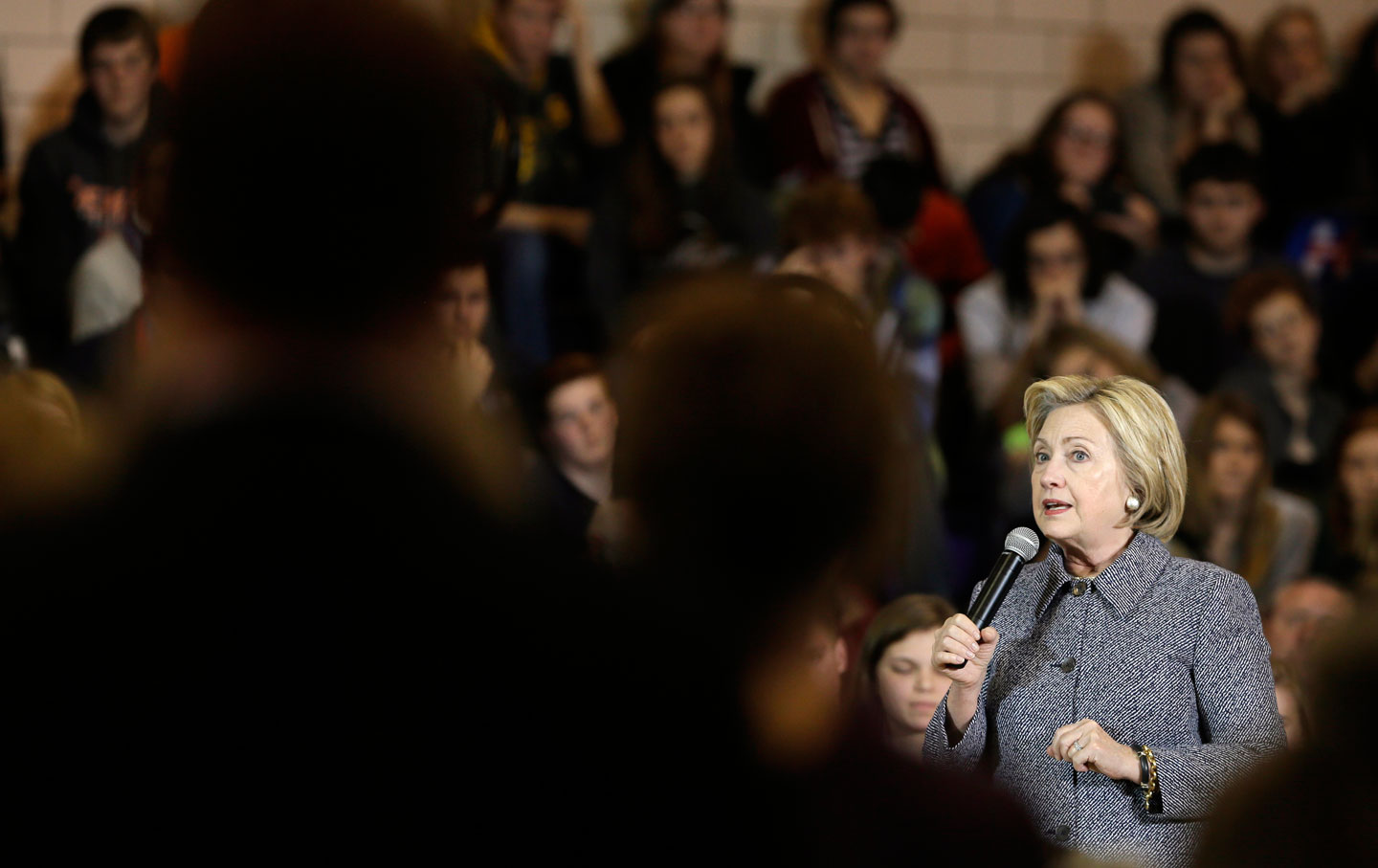 hillary_clinton_in_crowd_ap_img