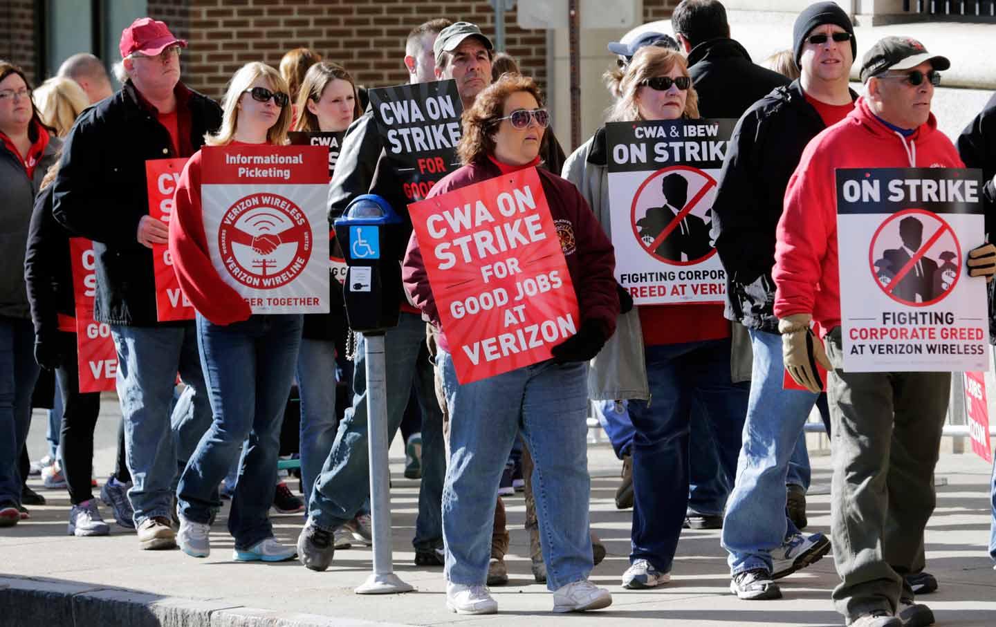 Striking Verizon workers