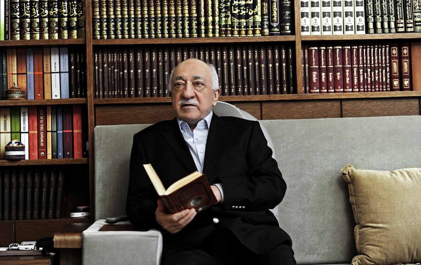 Fethullah Gulen reading