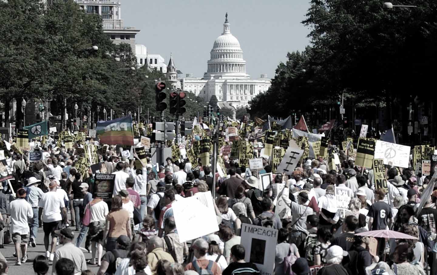 Preskaŭ 100,000 manifestaciantoj marŝas dum kontraŭmilita protesto ĉe la Kapitolo de Usono, Vaŝingtono, la 15-an de septembro 2007. (CC by-SA 2.0)