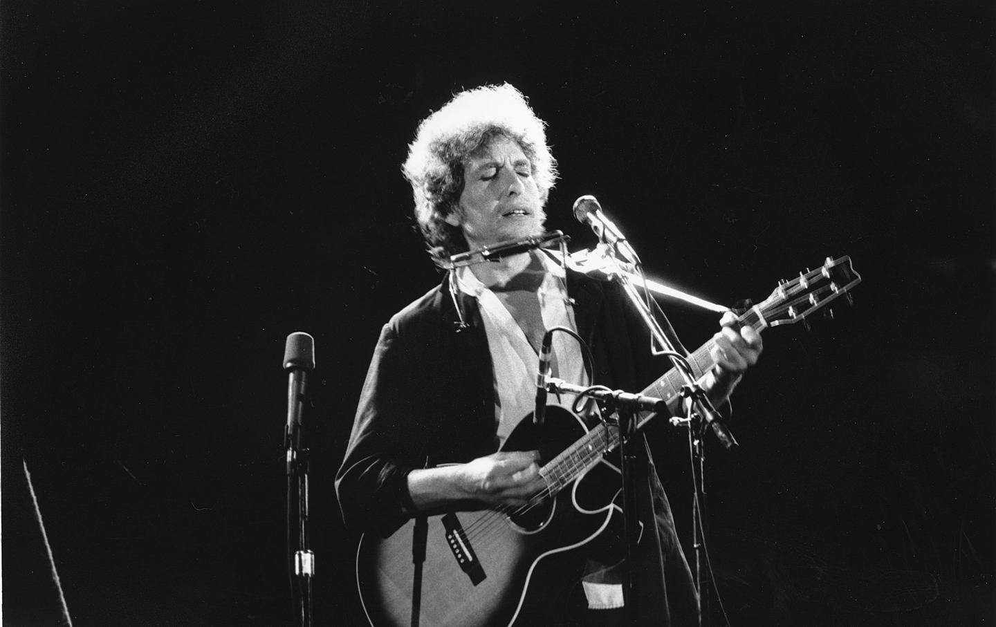 Bob Dylan, Nobel Laureate in Ashtray-Binding