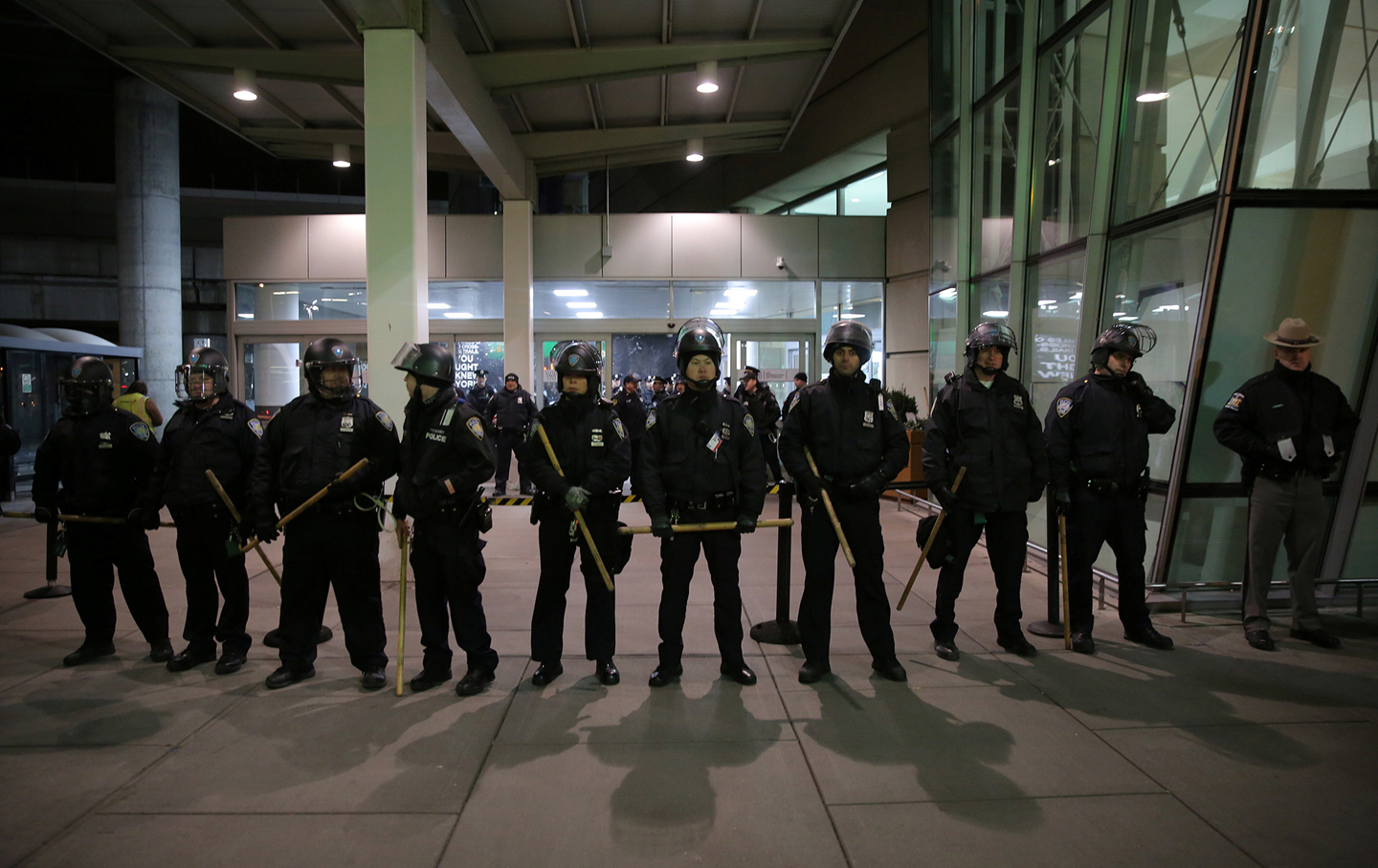 JFK_Muslim_Ban_protest_police_rtr_img