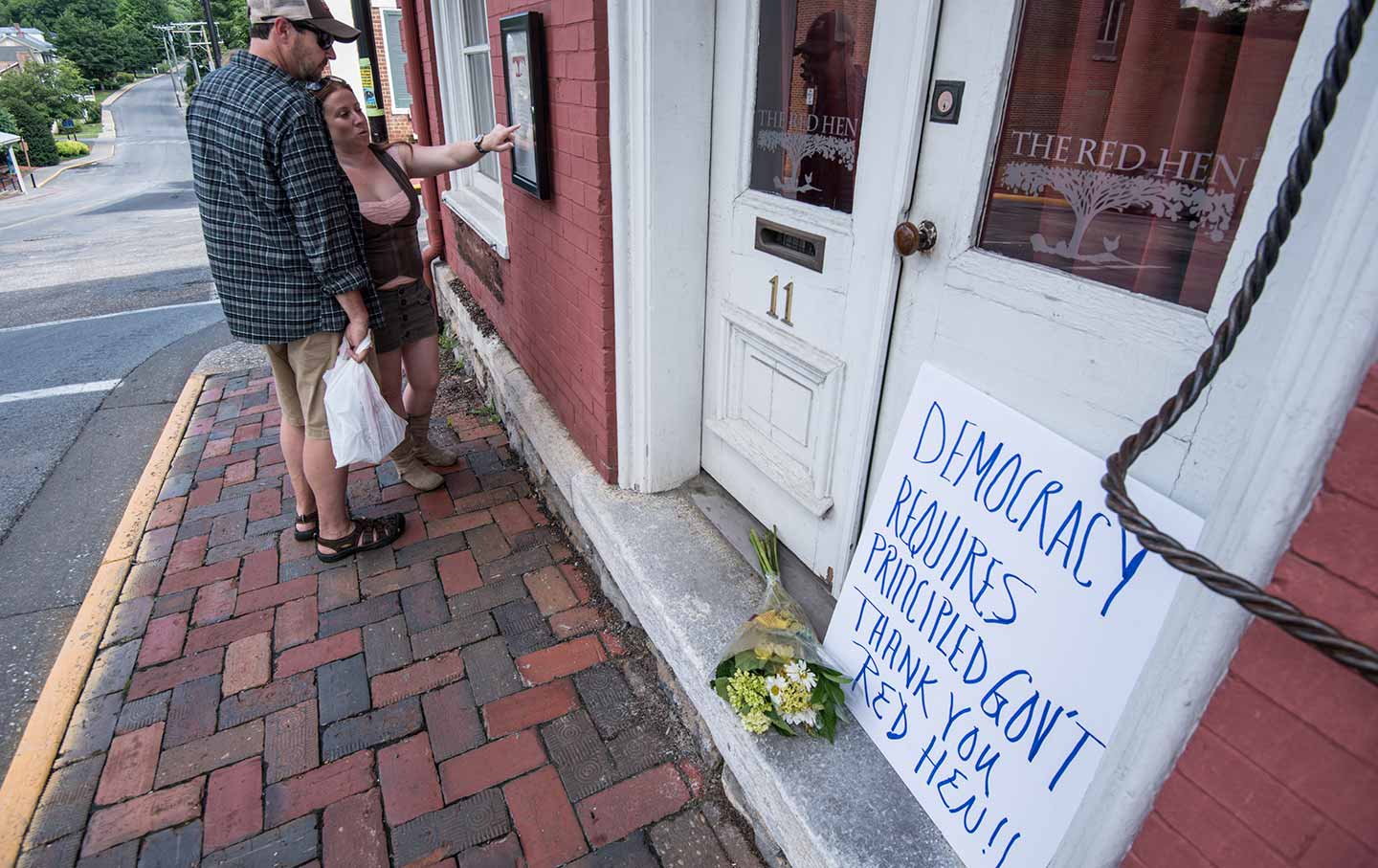 Huckabee Sanders Restaurant-ap-img