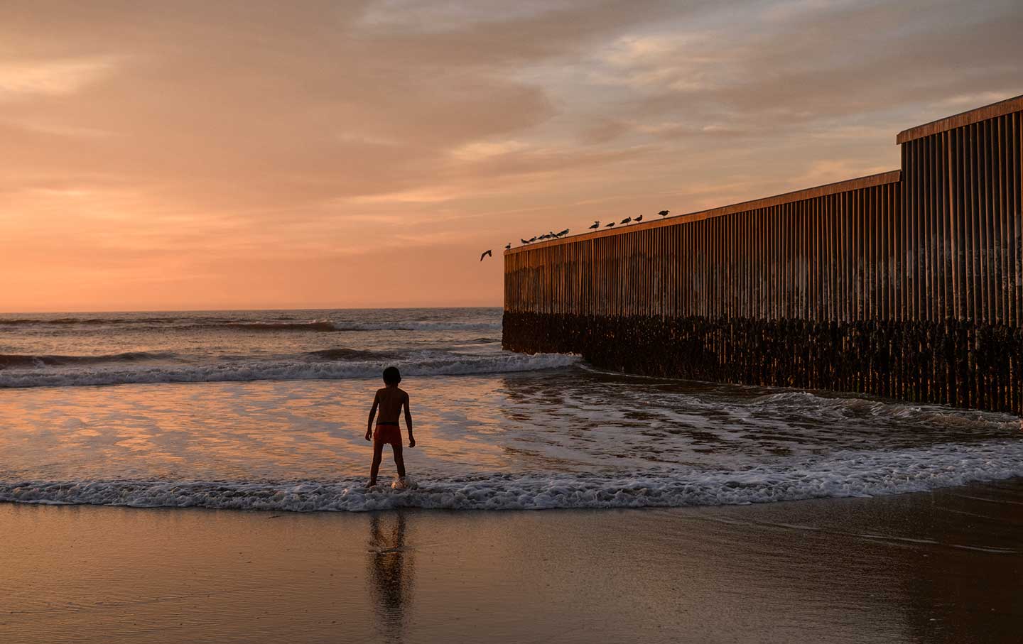 Child at US border fence