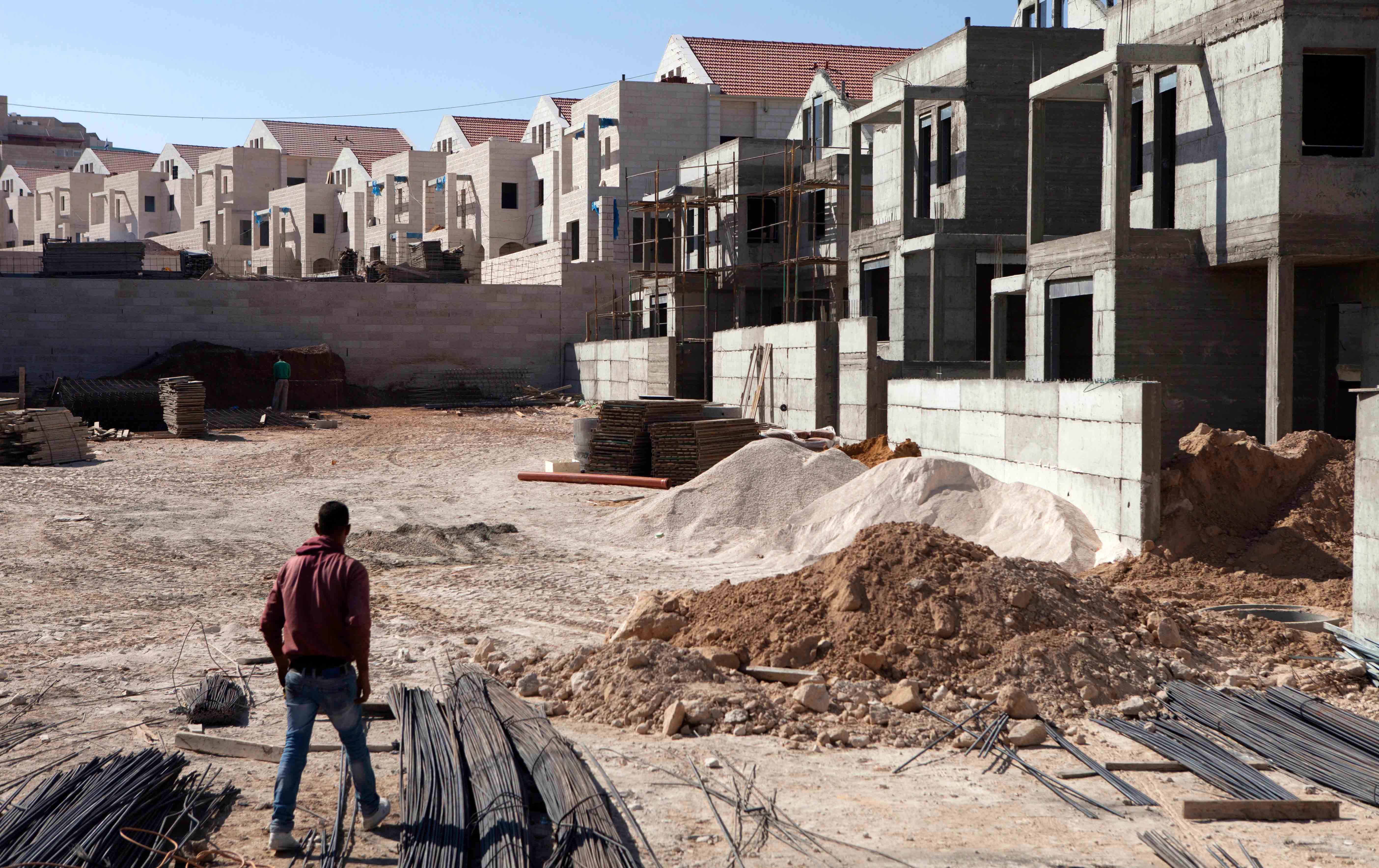 Palestinian worker overlooks settlement site